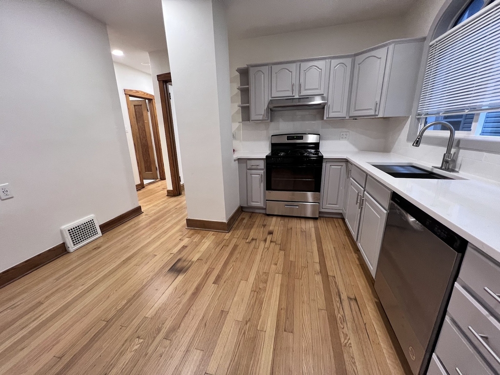 5833 W Peterson Avenue - Photo 2