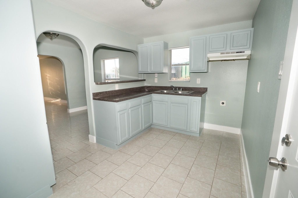 4826 Bristol Street - Photo 7