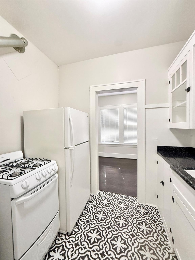 1126 Berthea Street - Photo 8