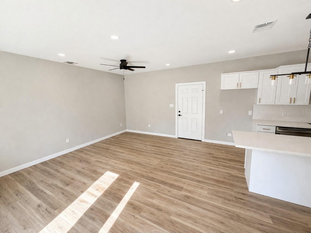1422 W Willis Street - Photo 1