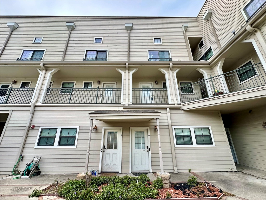 1602 Elgin Street - Photo 0