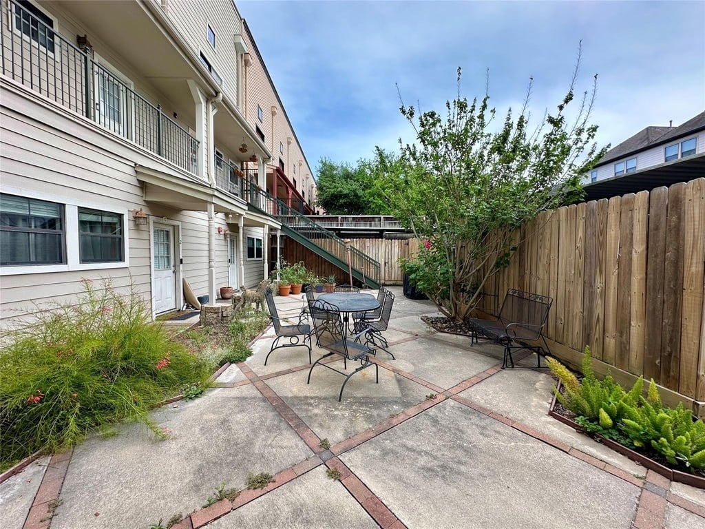 1602 Elgin Street - Photo 1