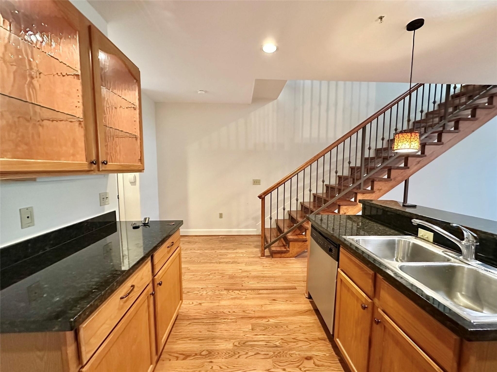 1602 Elgin Street - Photo 8