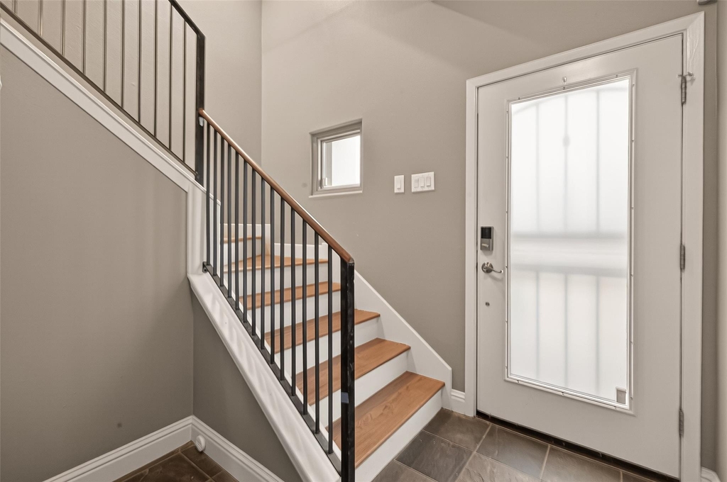 1107 Saint Charles Street - Photo 2