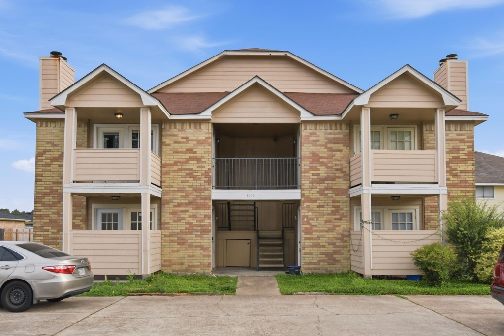 1310 Brenda Lane - Photo 2