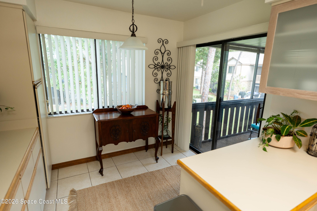 605 Saint Albans Court W - Photo 10