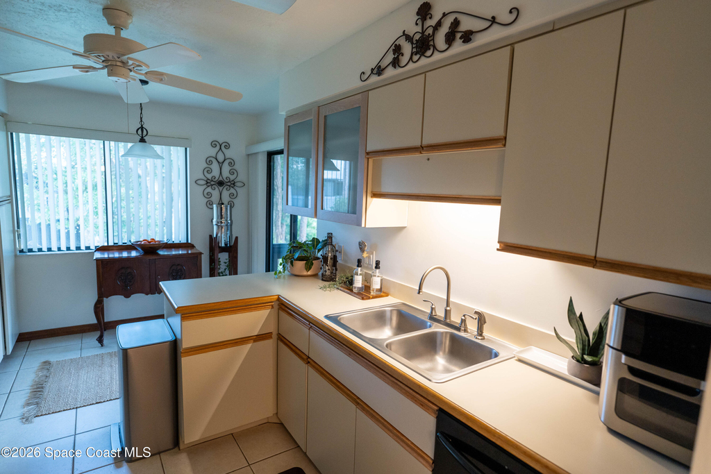 605 Saint Albans Court W - Photo 11
