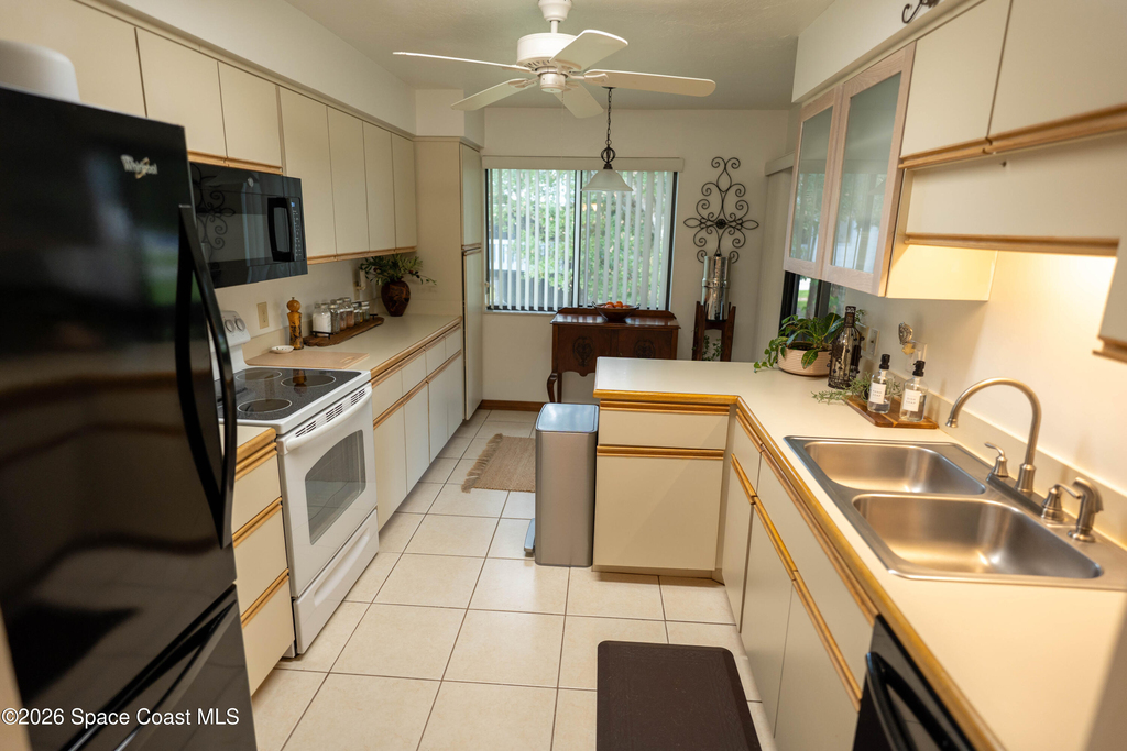 605 Saint Albans Court W - Photo 9