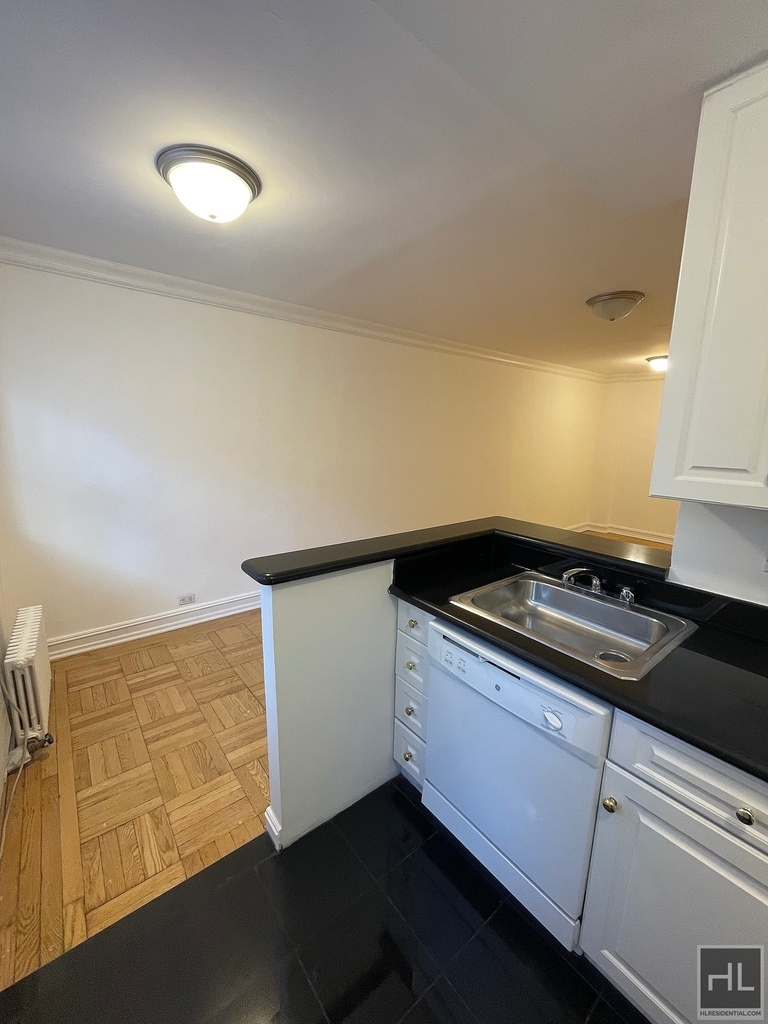 East 46 Street - Photo 9
