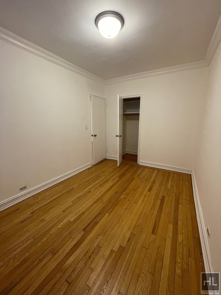 East 46 Street - Photo 5