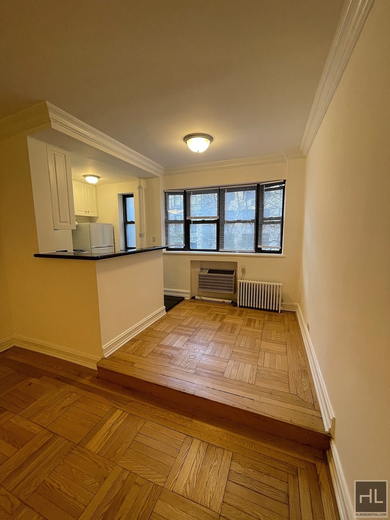 East 46 Street - Photo 1