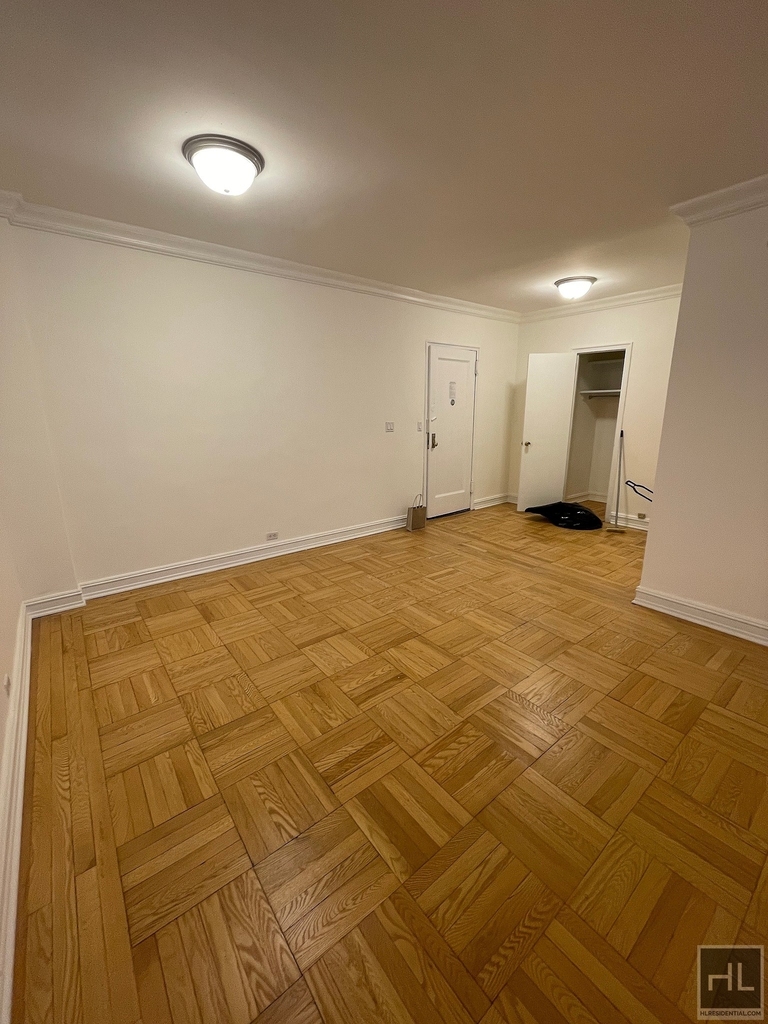 East 46 Street - Photo 3