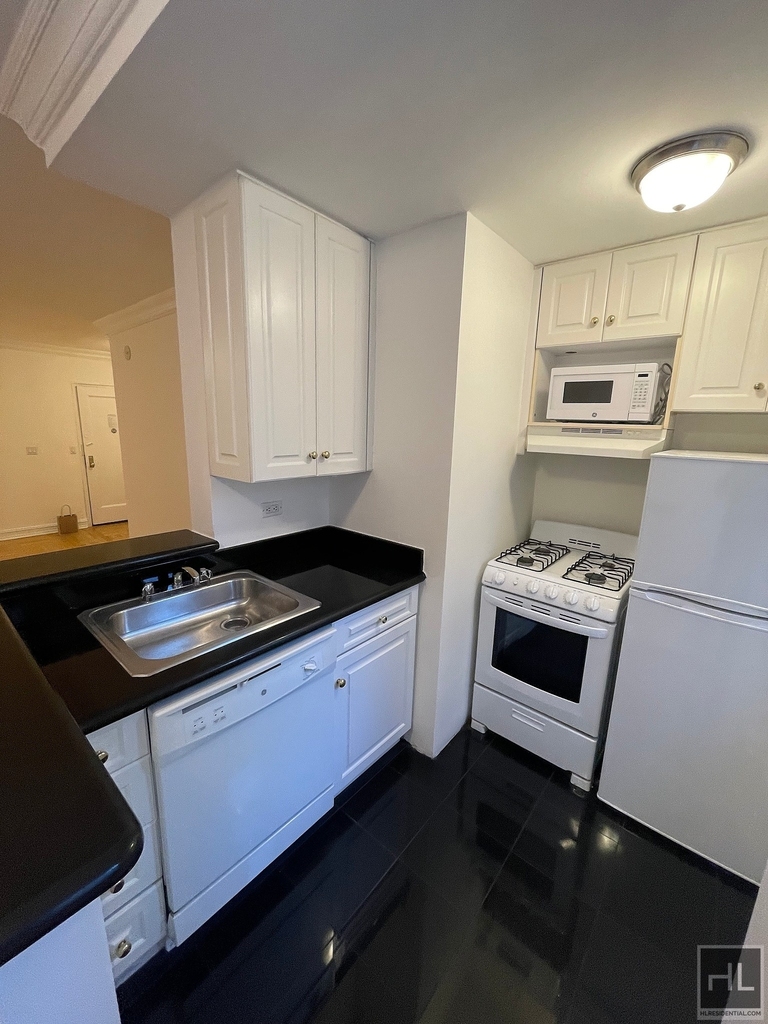 East 46 Street - Photo 8