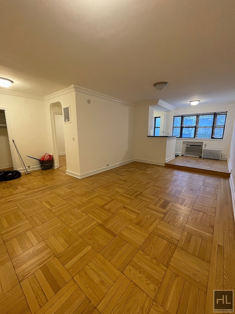 East 46 Street - Photo 0
