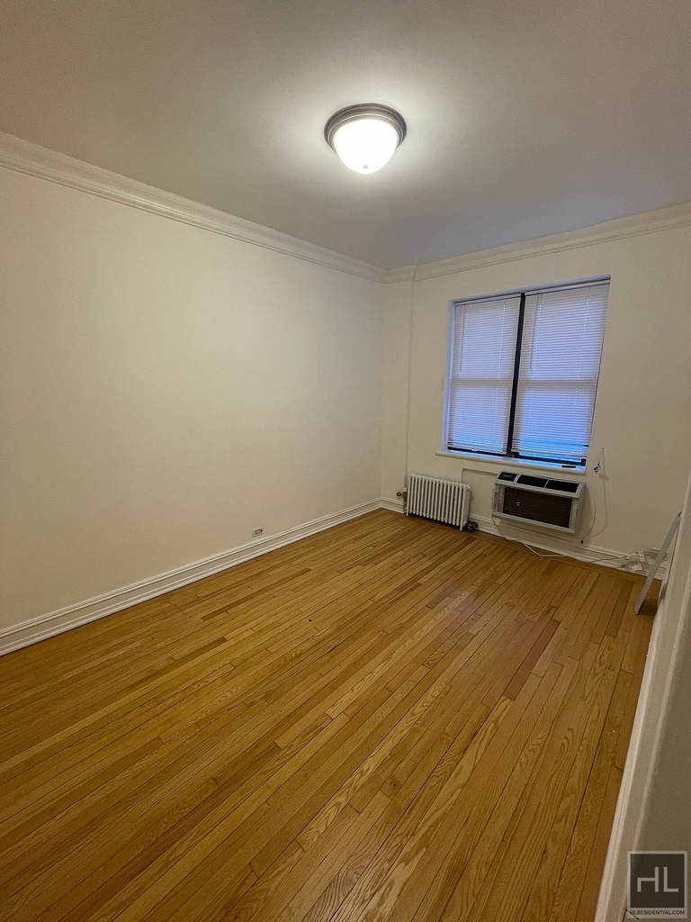 East 46 Street - Photo 4