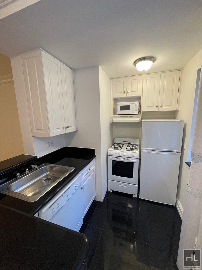 East 46 Street - Photo 7