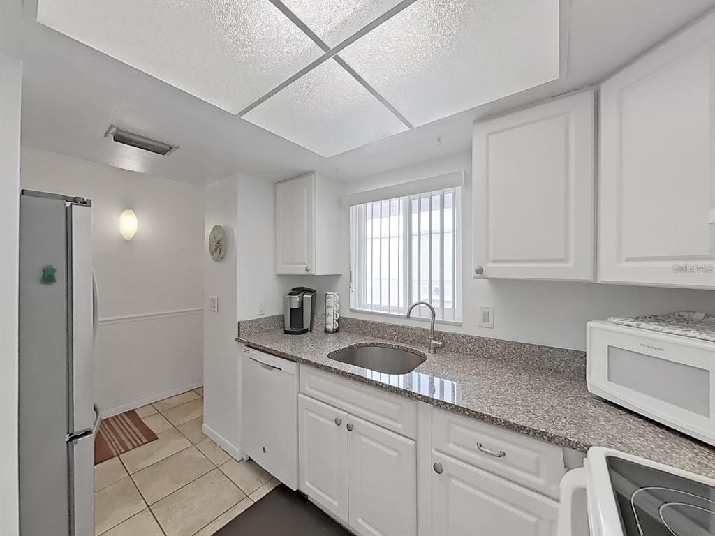 215 Valencia Boulevard - Photo 2