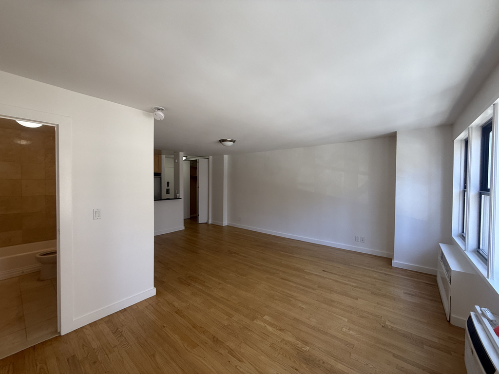 236 East 36th Street - Photo 4