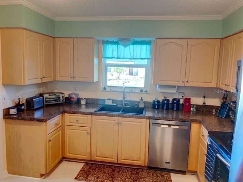 323 Dolphin Parkway - Photo 3