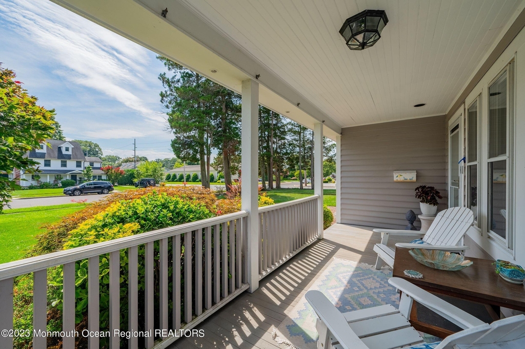623 Brooklyn Boulevard - Photo 2