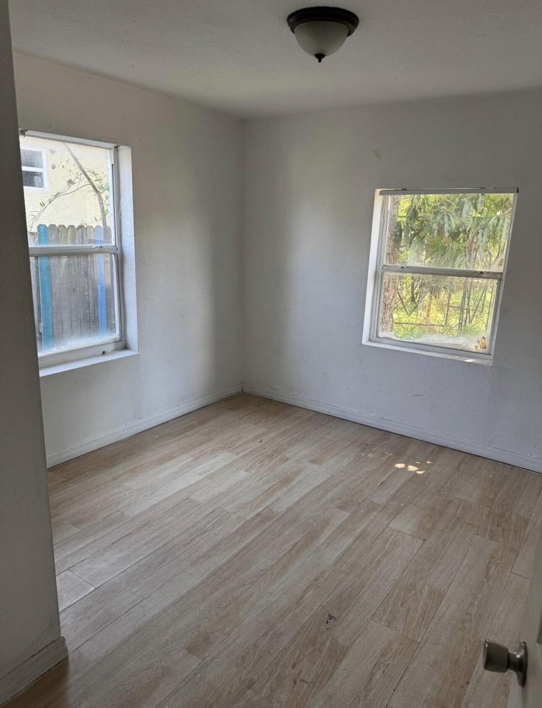 1022 17th Street - Photo 2