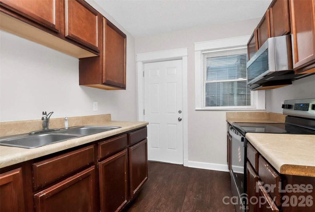 420 Plymouth Avenue - Photo 12