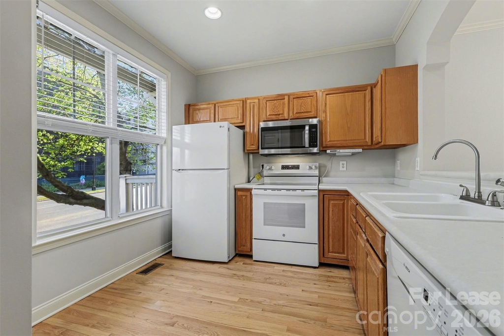841 W 4th Street - Photo 3