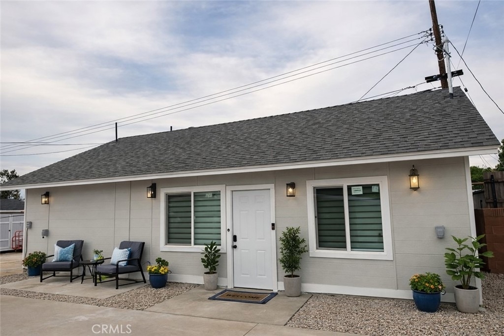 559 E Juanita Avenue - Photo 0
