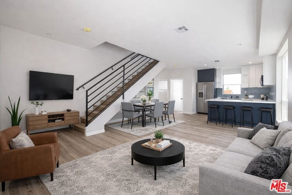 6700 Balboa Boulevard - Photo 1