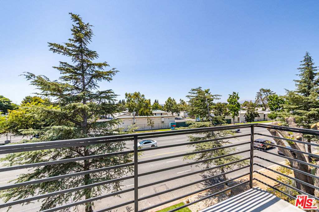 6700 Balboa Boulevard - Photo 13