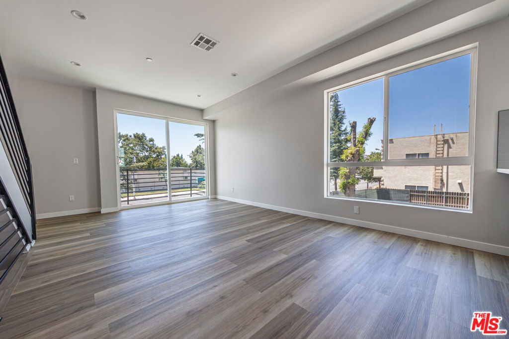 6700 Balboa Boulevard - Photo 6