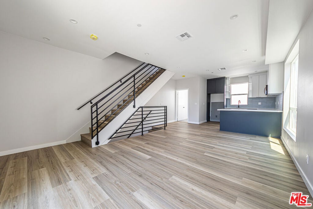 6700 Balboa Boulevard - Photo 4
