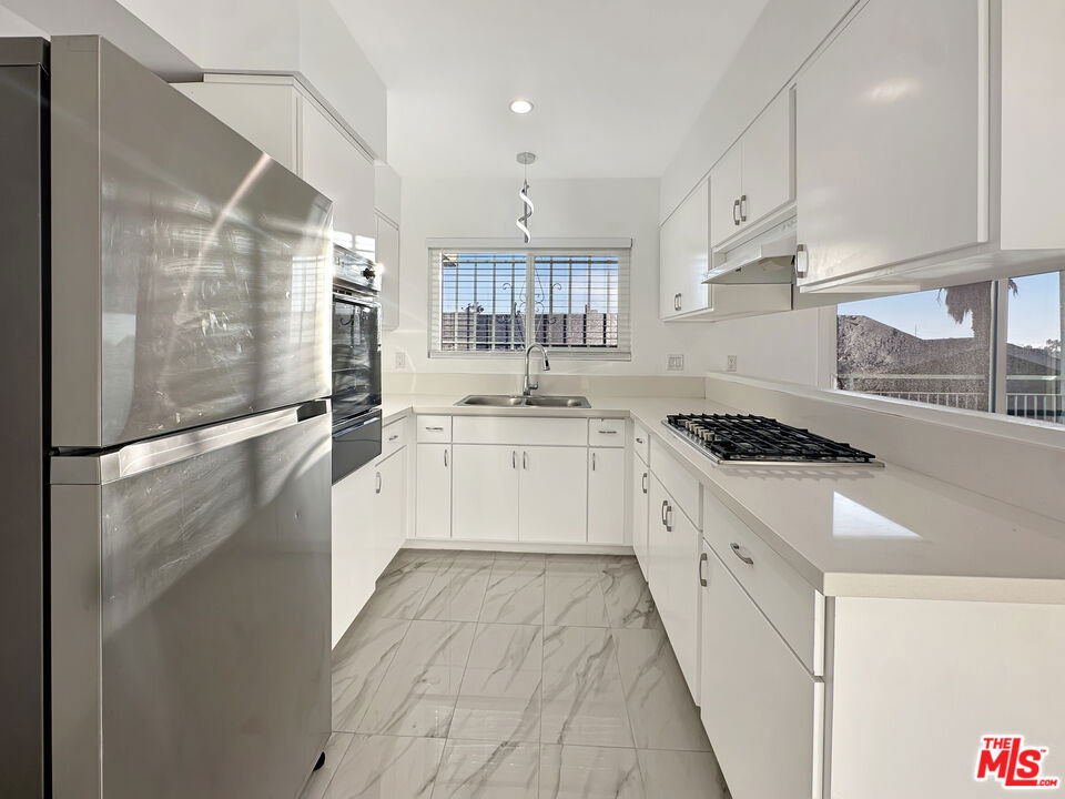 220 E Hyde Park - Photo 2