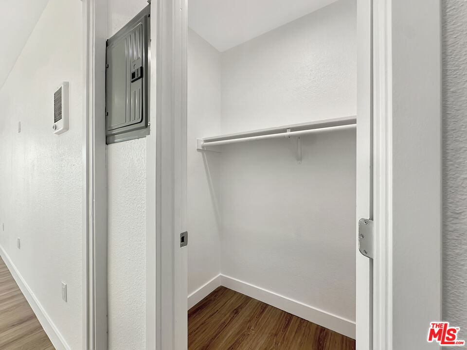 220 E Hyde Park - Photo 3