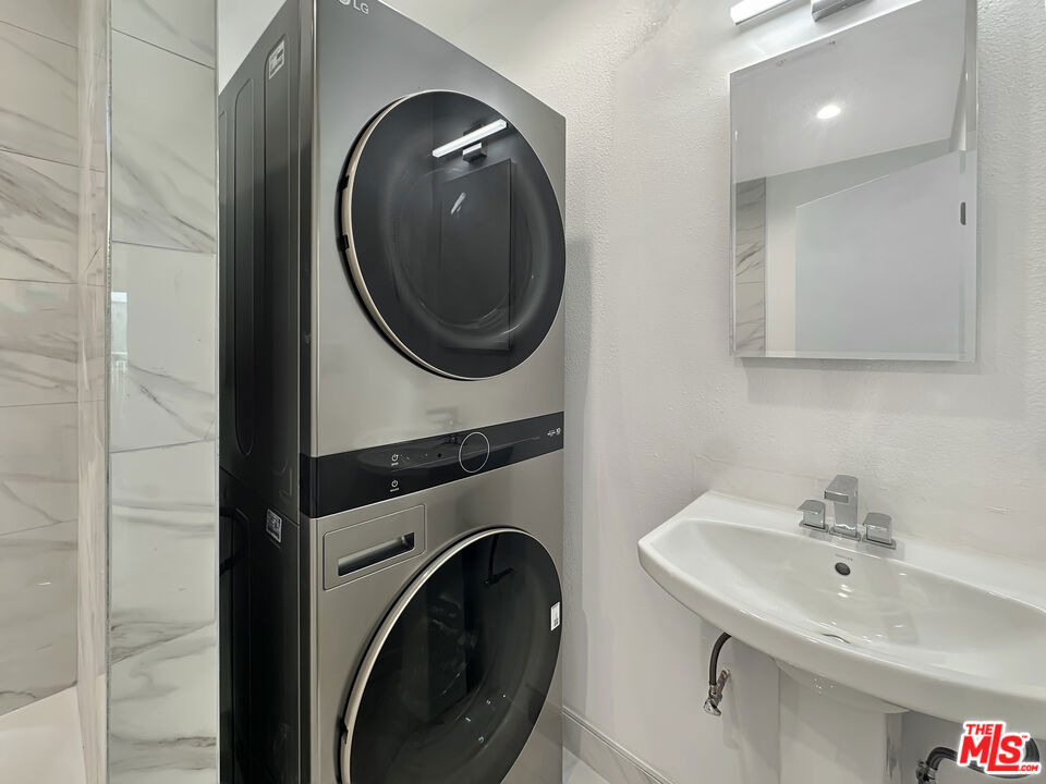 220 E Hyde Park - Photo 6
