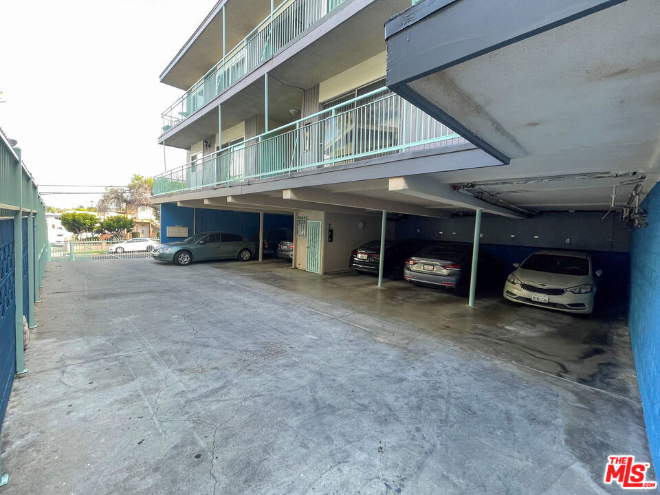220 E Hyde Park - Photo 10