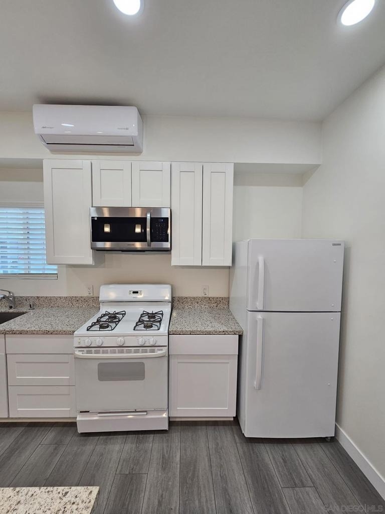 2702 Grove St - Photo 3