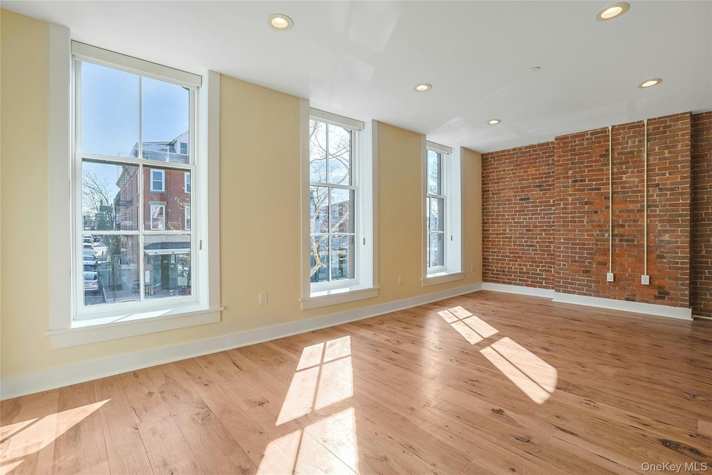 19 Main Street - Photo 4