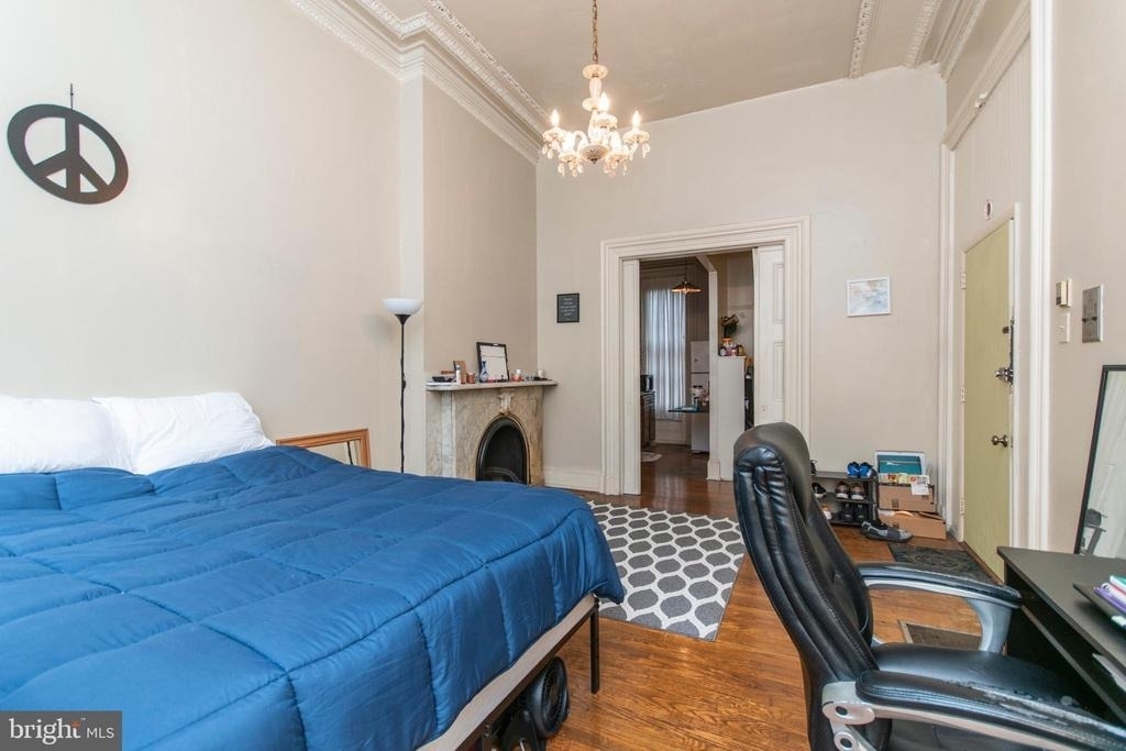 1807 Spruce Street - Photo 2