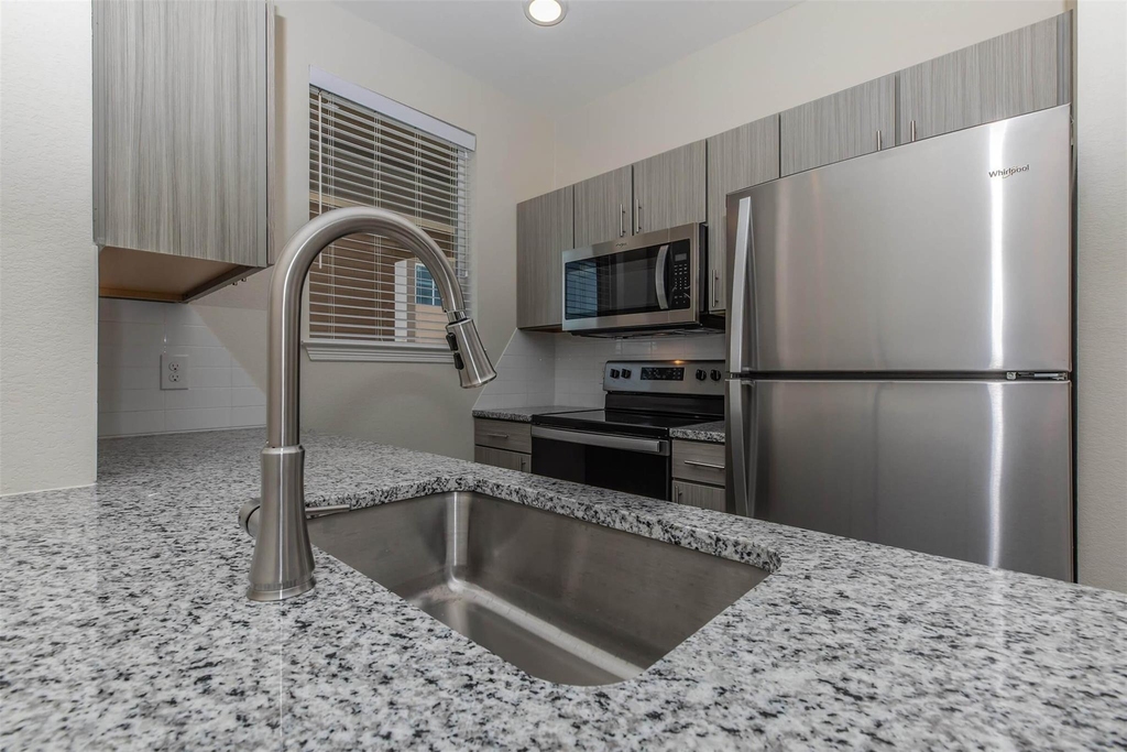 1201 W Whitestone Blvd - Photo 2
