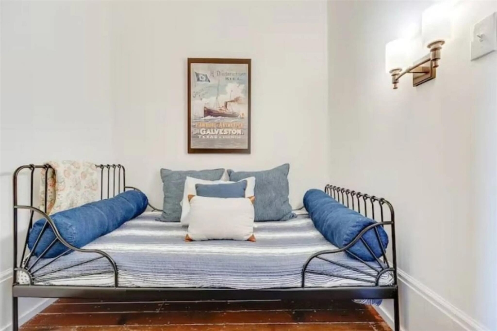 2010 Strand St - Photo 6