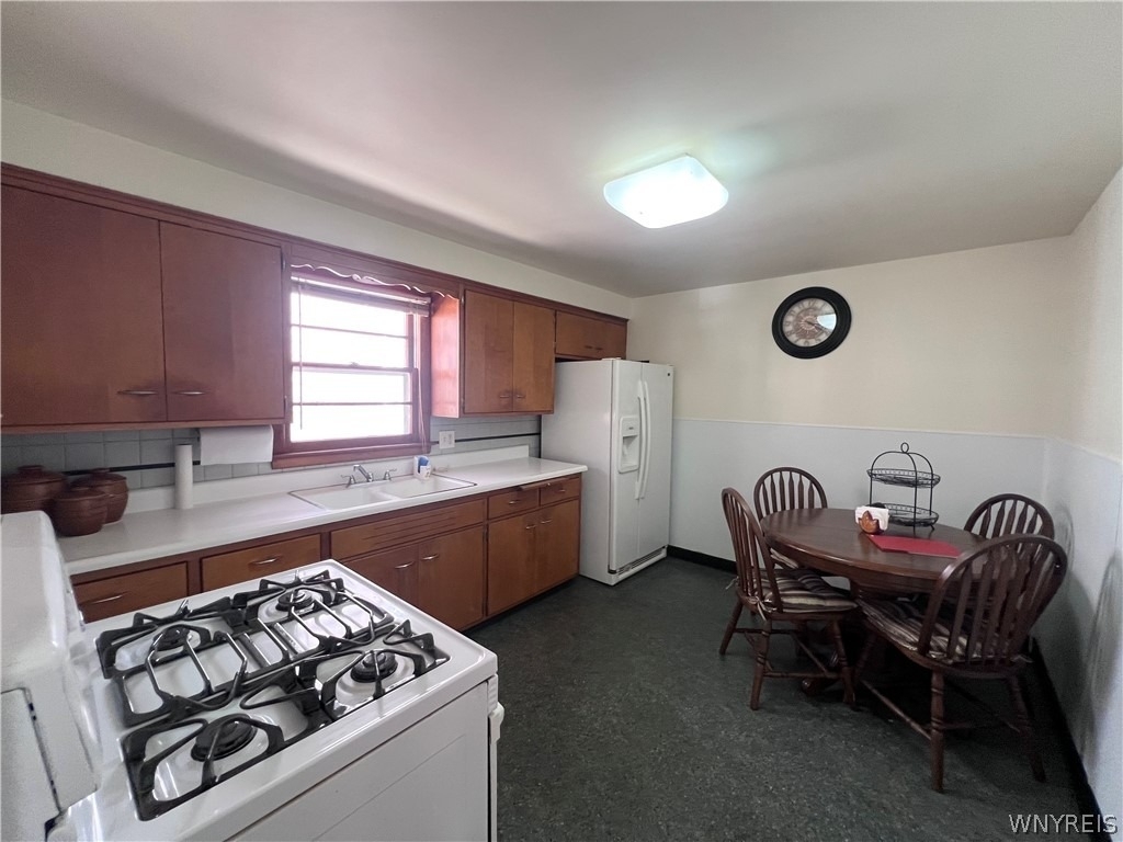 480 W Hazeltine Avenue - Photo 1