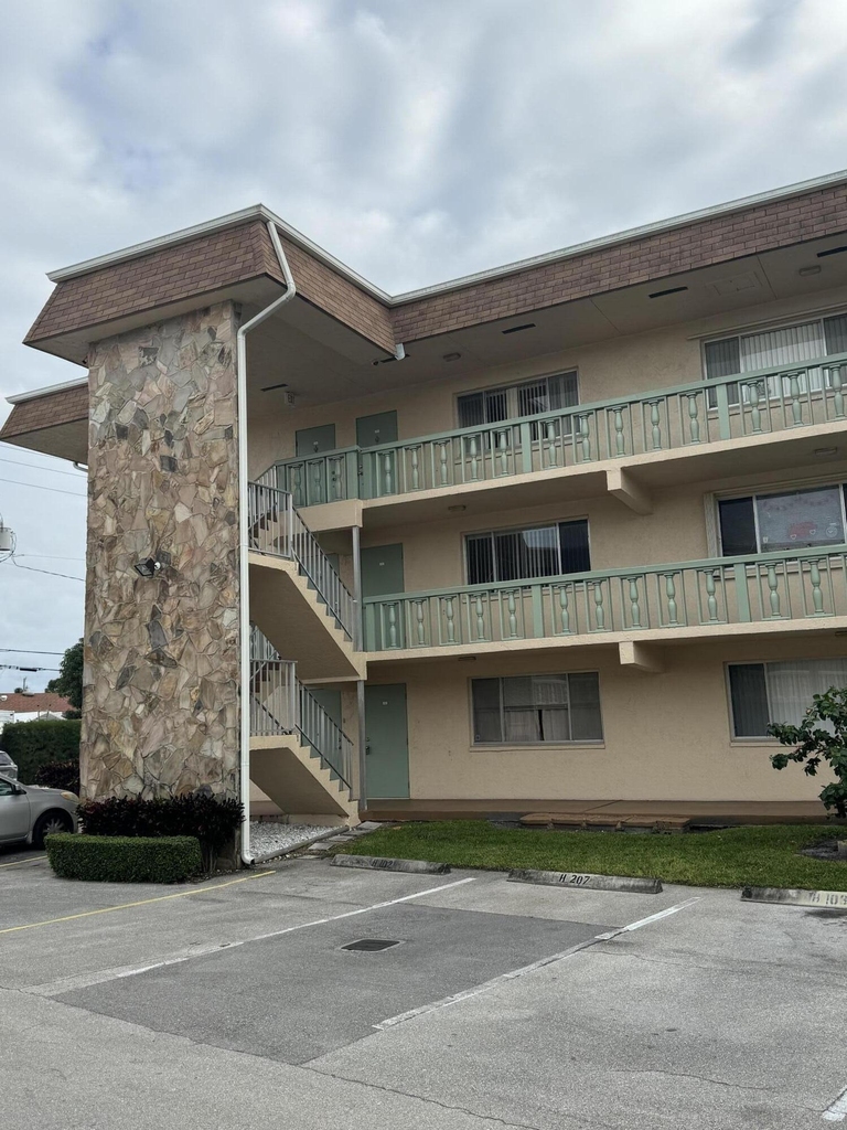 700 Village Green Court - Photo 0
