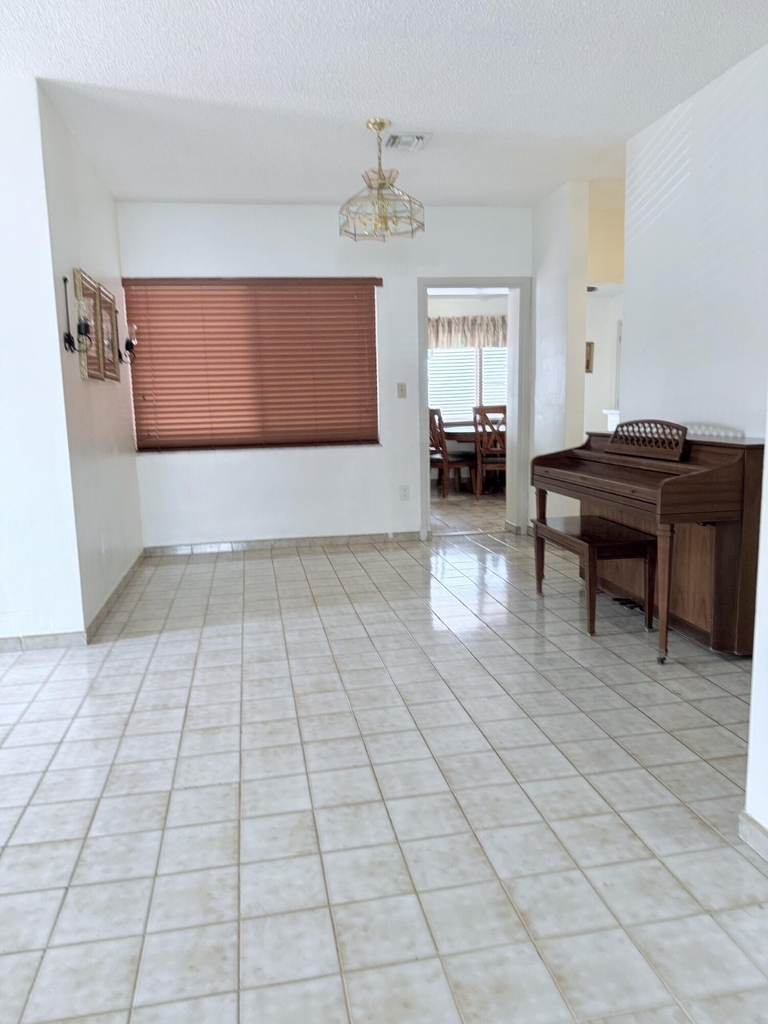 957 W 67th Street - Photo 4