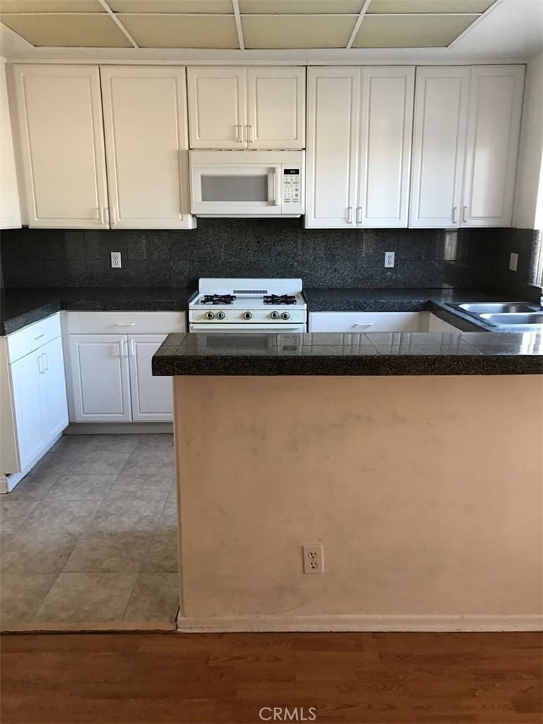 11035 Moorpark Street - Photo 2