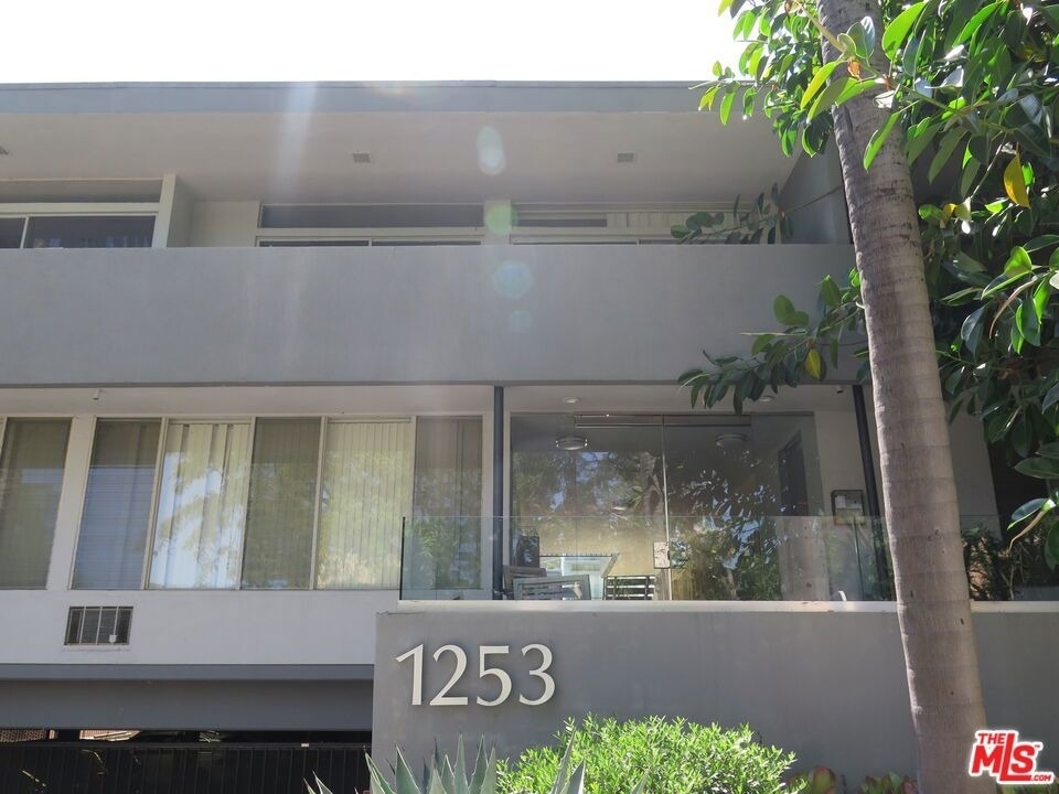 1253 N Hayworth Avenue - Photo 7