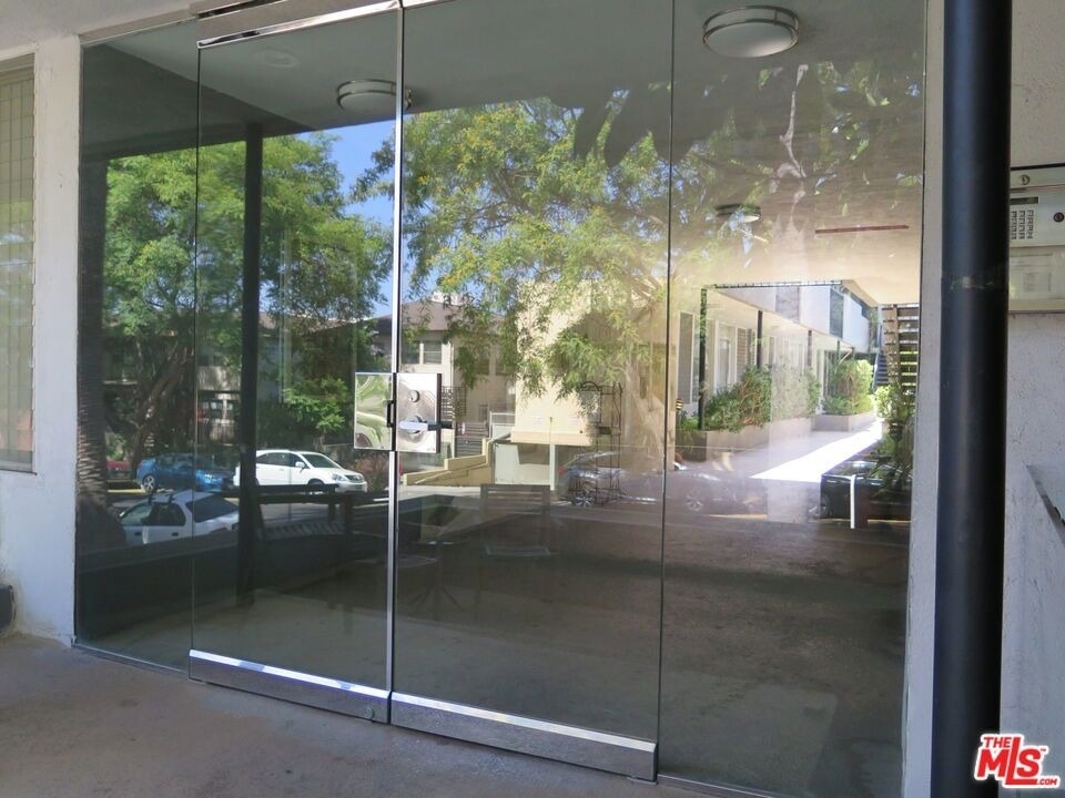 1253 N Hayworth Avenue - Photo 6
