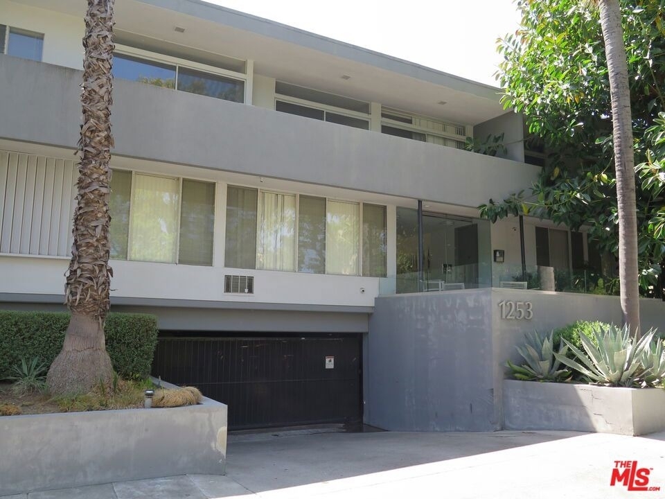 1253 N Hayworth Avenue - Photo 8