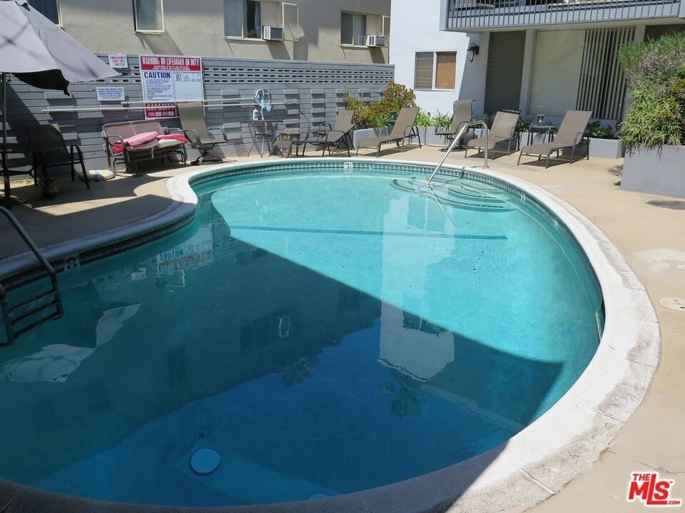 1253 N Hayworth Avenue - Photo 5