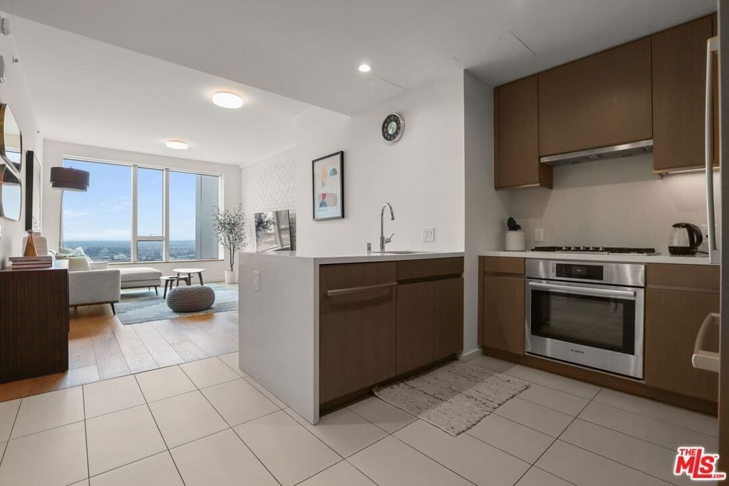 889 Francisco Street - Photo 10